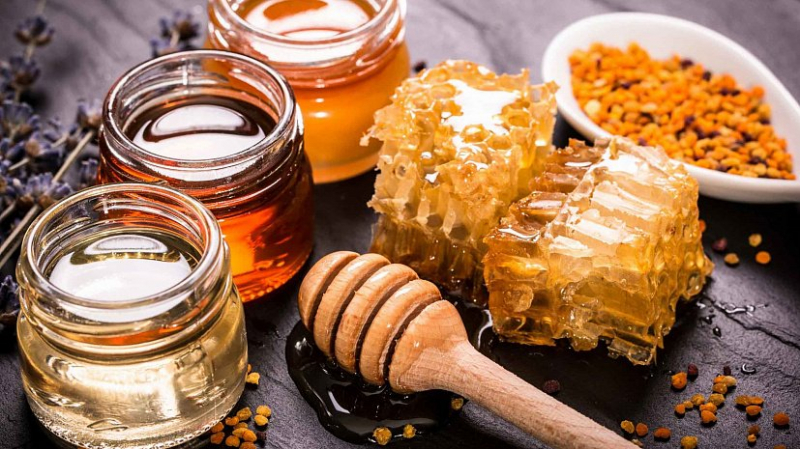 Полезный и вкусный мед: какие витамины содержит и кому можно его есть